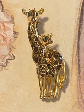 Vintage Mother and Baby Giraffe Gold Tone Brooch Pin